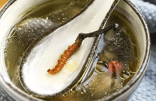 参贝虫草炖雪梨【原料】雪梨200克,猪瘦肉150克,西洋参,川贝母,虫草各