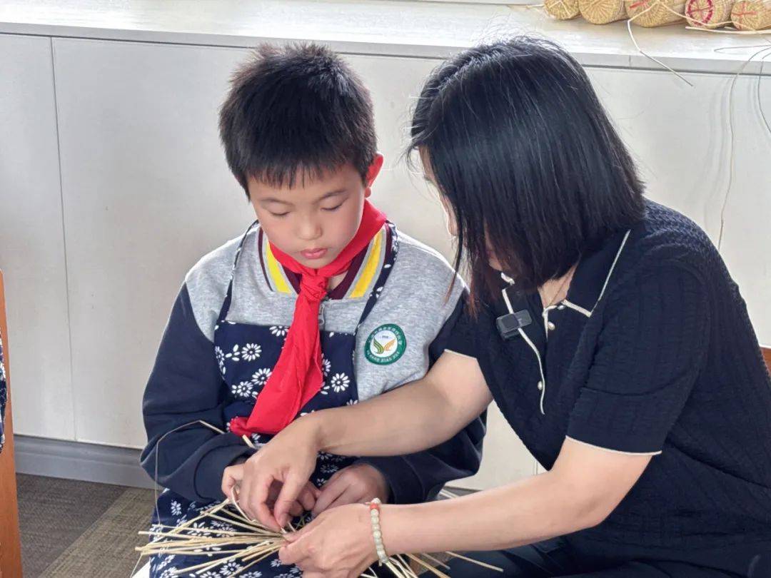 课程在学校的草编diy工作坊开展,王勤老师生动地讲述了徐行草编的历史