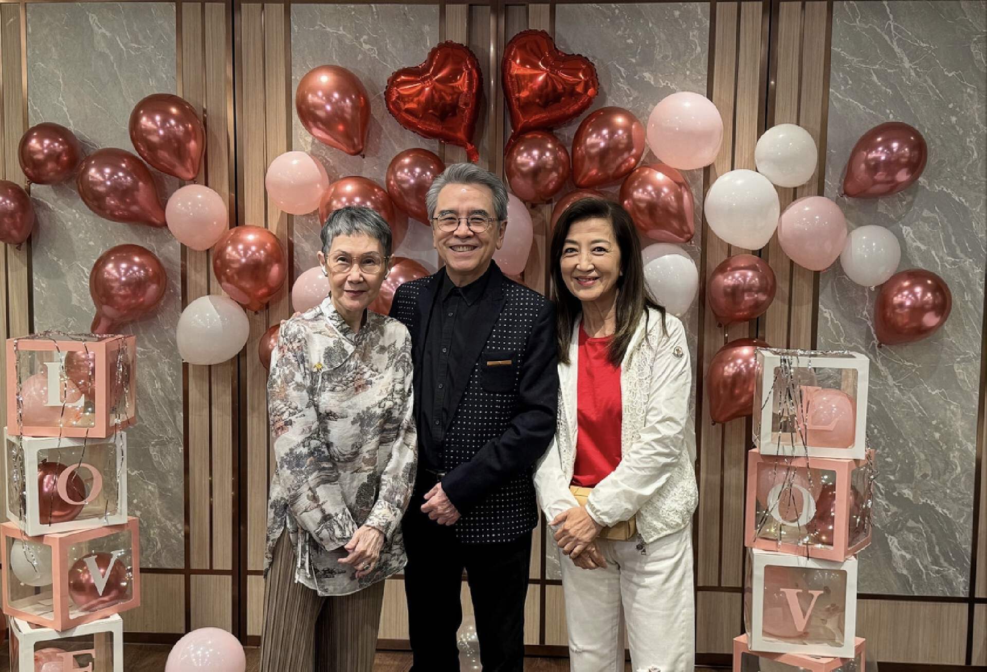 姜大卫结婚50年庆祝金婚,和患癌妻子当众亲吻,甜蜜感情羡煞旁人