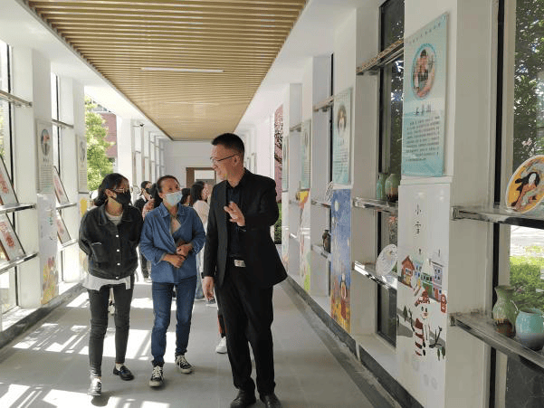 台州市特殊教育学校举行家长开放日活动,校长带领家长们参观校园,介绍