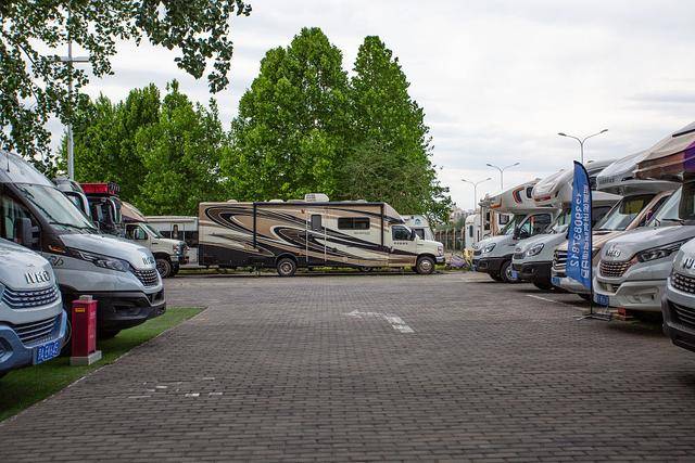 真"移动大平层"!12米车长带3个拓展,实拍中天航金龙a型房车