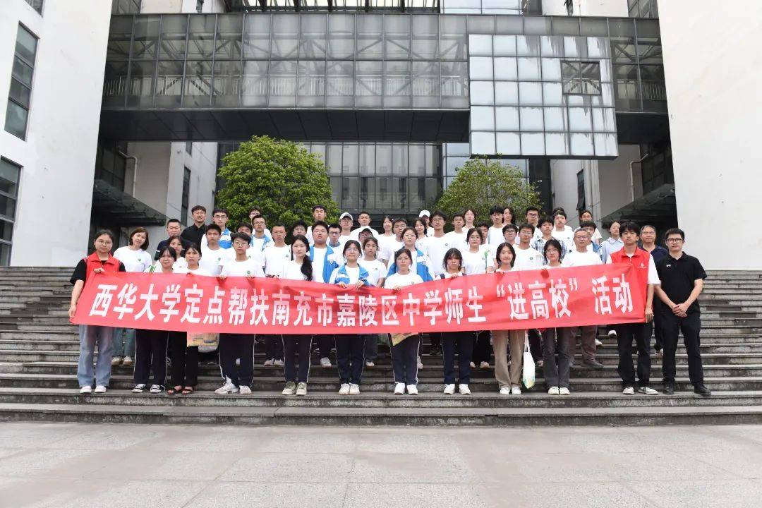 参观实验室 激发学习科学热情在汽车与交通学院王意东老师带领下,师生