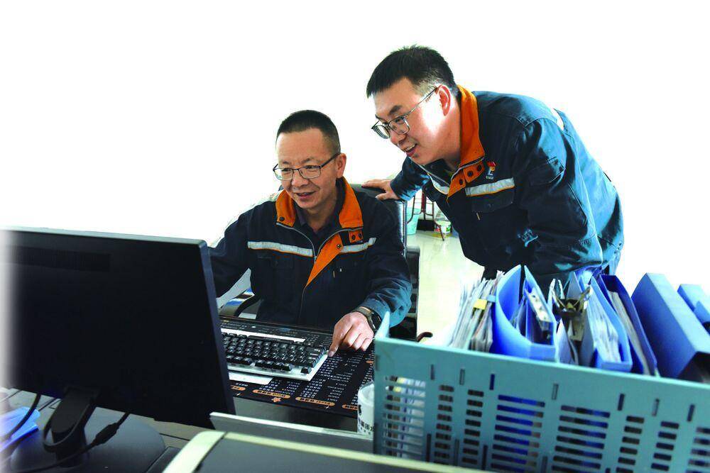 一天的工作正式开始.8时10分,赵国凯准时出现在办公室.