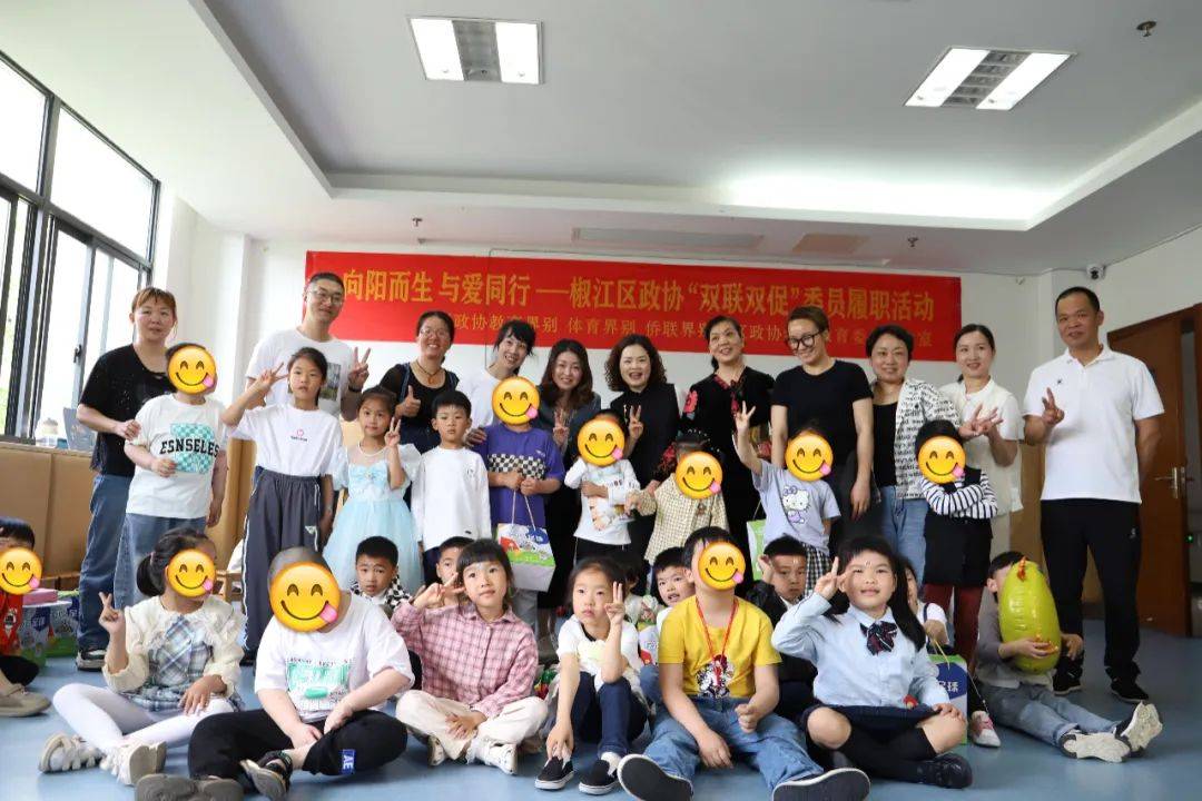 区政协委员(体育界别)黄雪君提供了35份足球手伴