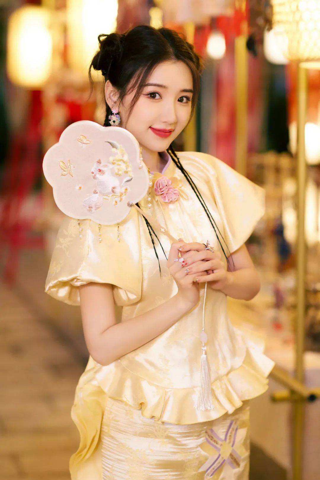 是被我们认为略显沉闷刻板而新中式侧编发让黑长发重回东方美的巅峰