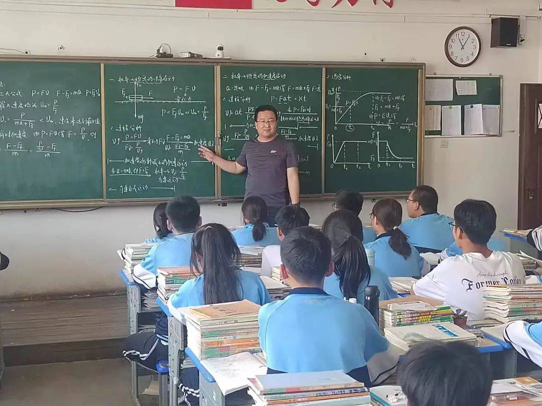 秦安县第二中学教师图片