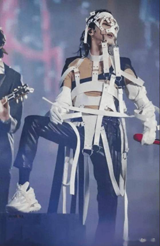 但在今年劳动节期间华晨宇以和粉丝一起完成的"日出"演唱会让很多路人