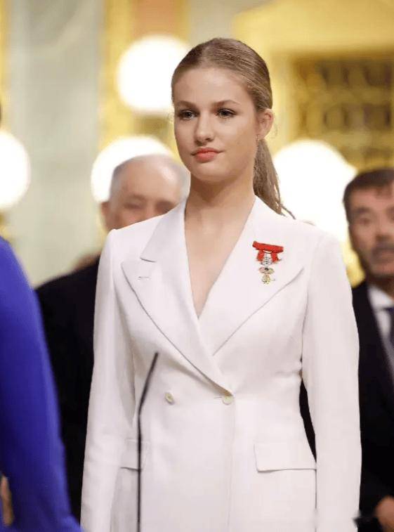 西班牙两位公主:姐姐18岁依旧漂亮,妹妹不如幼时可爱是"绿叶"_索菲亚