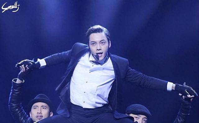 38岁陈伟霆当伴郎抢镜,被多位富婆邀请合影,新郎来头不小