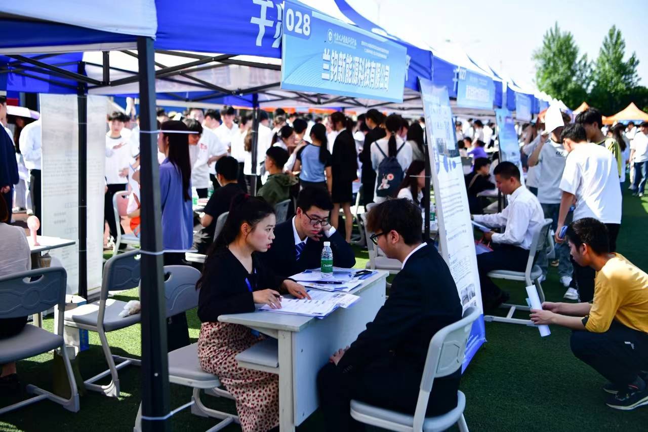 目前,已有70%的毕业生被国内交通运输行业企业和重庆本地的轨道交通