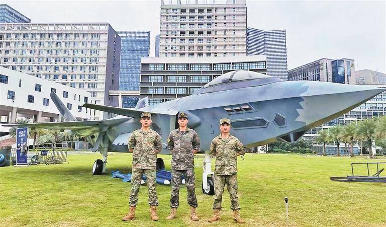 吴吉 通讯员 李东辰 潘思华 张铭洋)"太酷了,歼-20战机来深大啦!