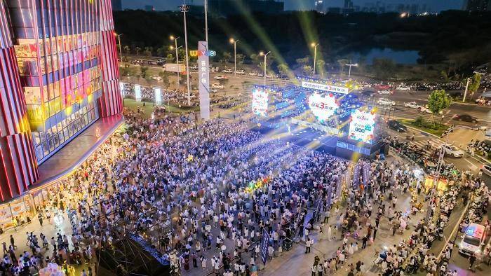 吾悦广场"我爱你·五月"在华中:爱陪伴拥抱征集,温情与商业的交融