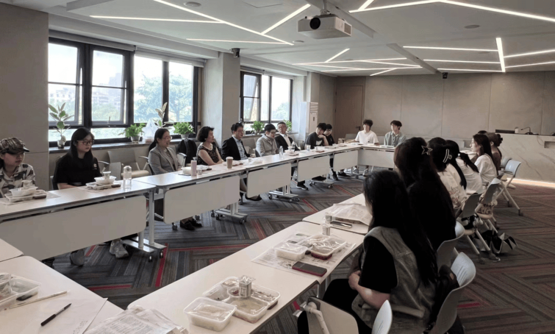 活动伊始,王振源老师以一个开放式问题拉开了本次午餐会的帷幕:"在现