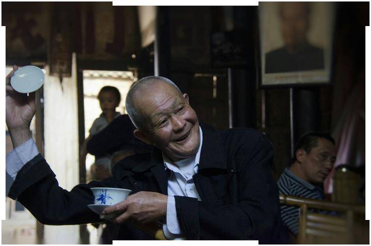 医生再三叮嘱:老年人要少喝茶,多喝这2种东西,许多老人不知道_刘大爷