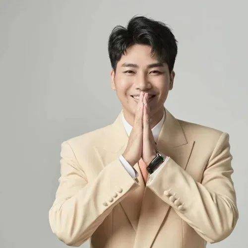 同年3月,担任乐视网校花选秀类节目《我为校花狂》第二季主持人.