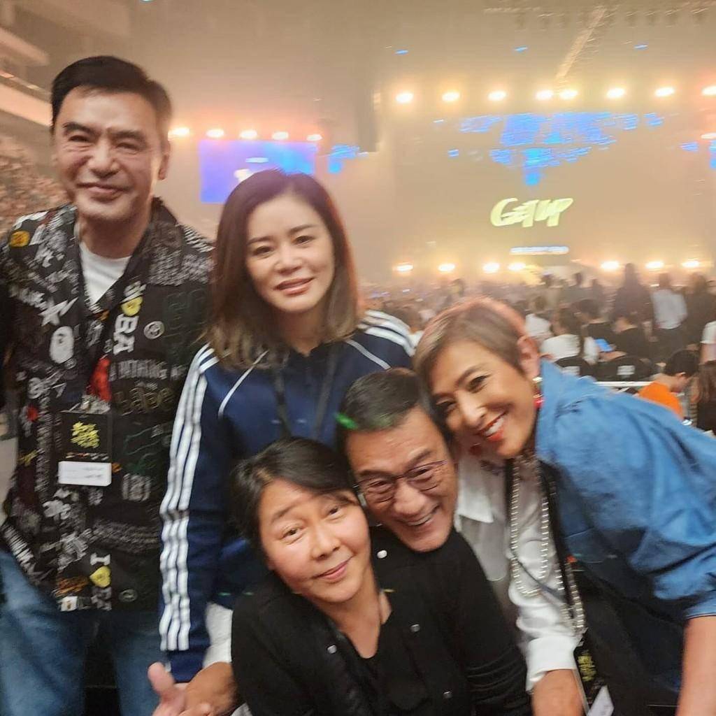 亲密依偎搂入怀中,曾霸气护老婆被讥又胖又丑_江嘉年_太太_夫妇