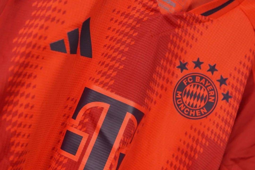 adidas拜仁慕尼黑2024/25赛季主场球员版球衣