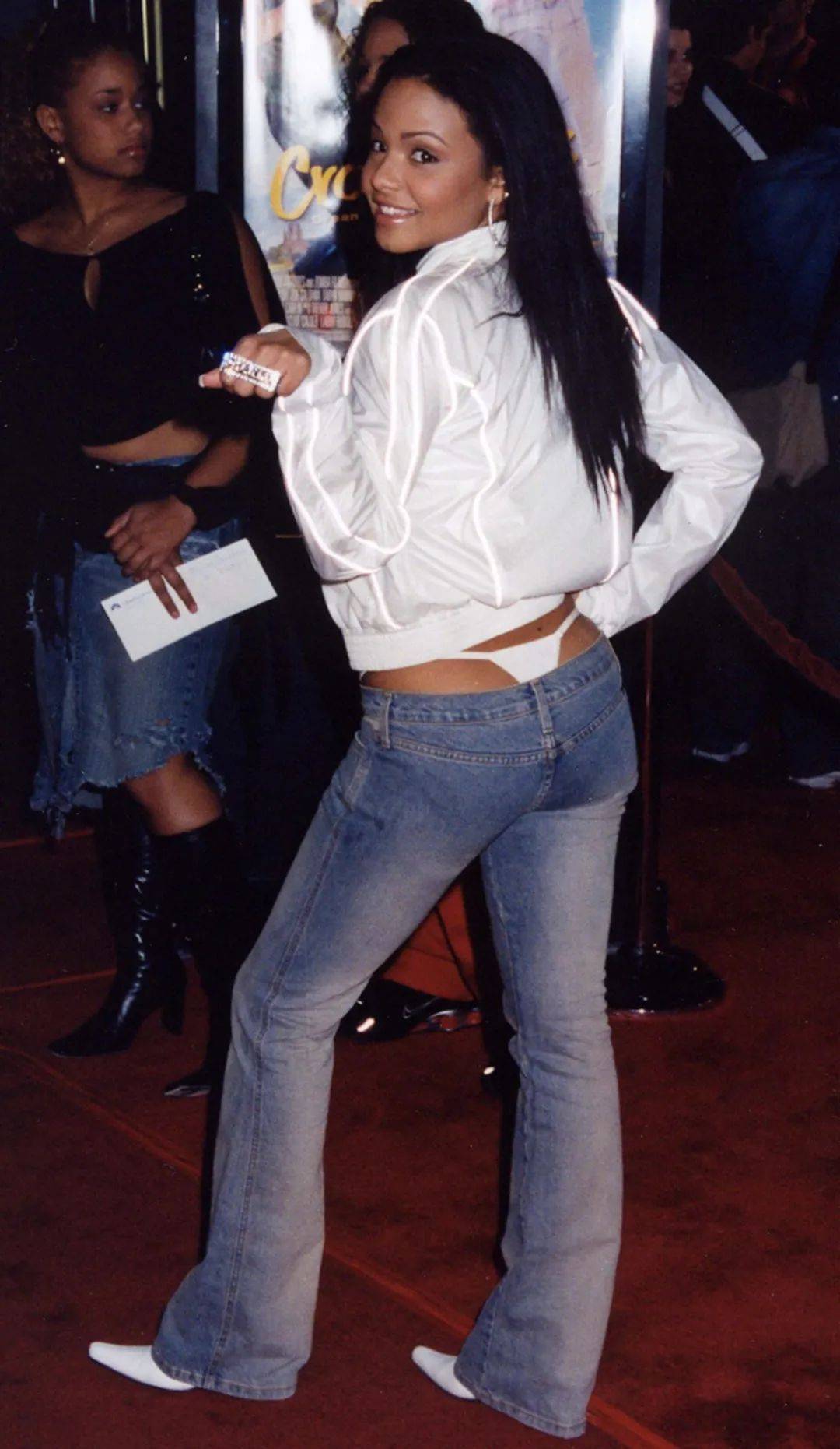 为什么穿低腰裤的女生,腰上总有两根带子?