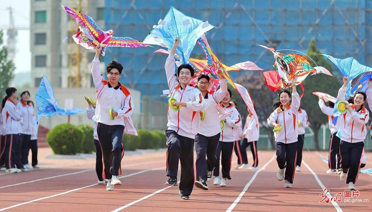 2024年5月21日,河北省秦皇岛市新世纪高级中学学生正在放飞风筝.
