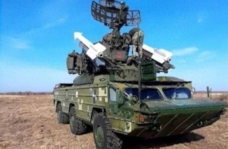 乌克兰防空导弹用光 发射车装了新导弹 拿空空导弹凑数！ 壁虎