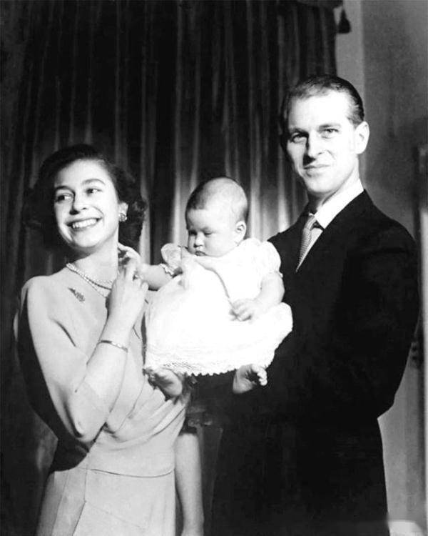 英女王加冕期间的烦心事:王冠太重,太后和菲利普亲王看不惯彼此