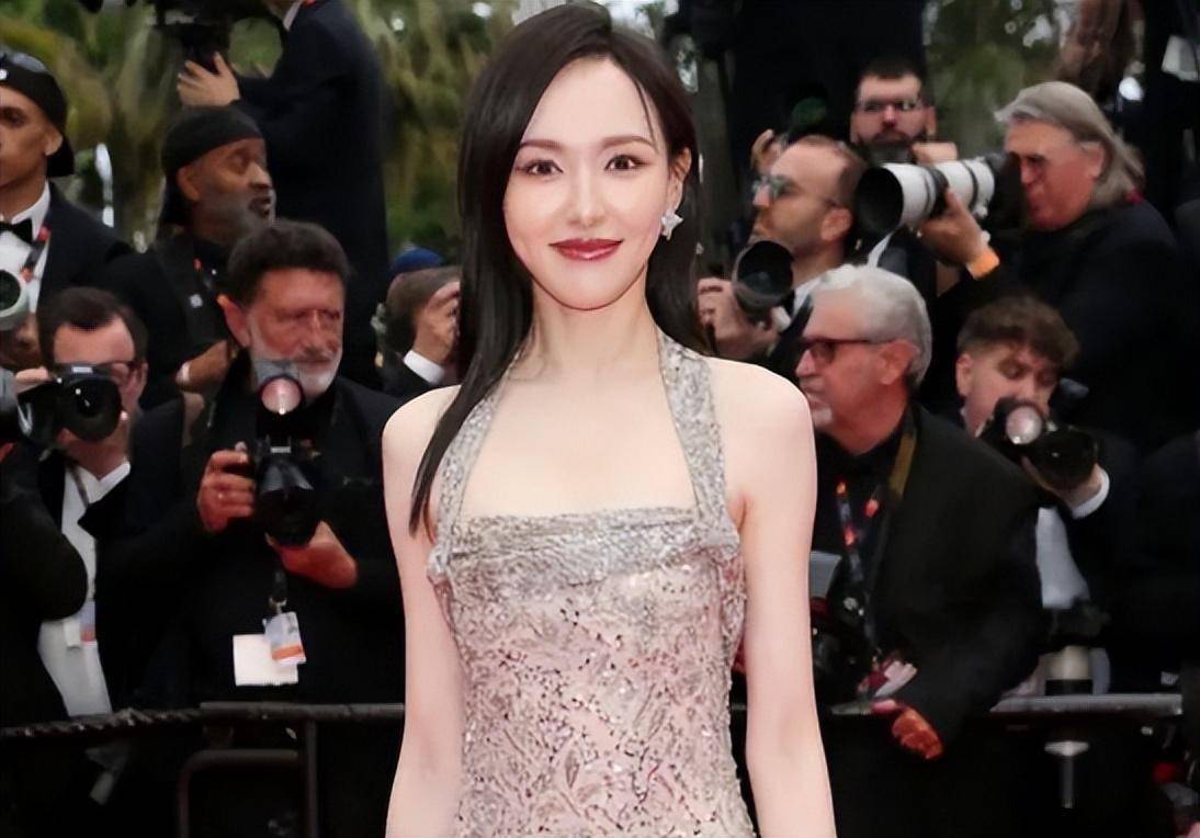 这天,被白衣白裙的章子怡惊艳,45岁美得像25岁,彻底秒了森林北