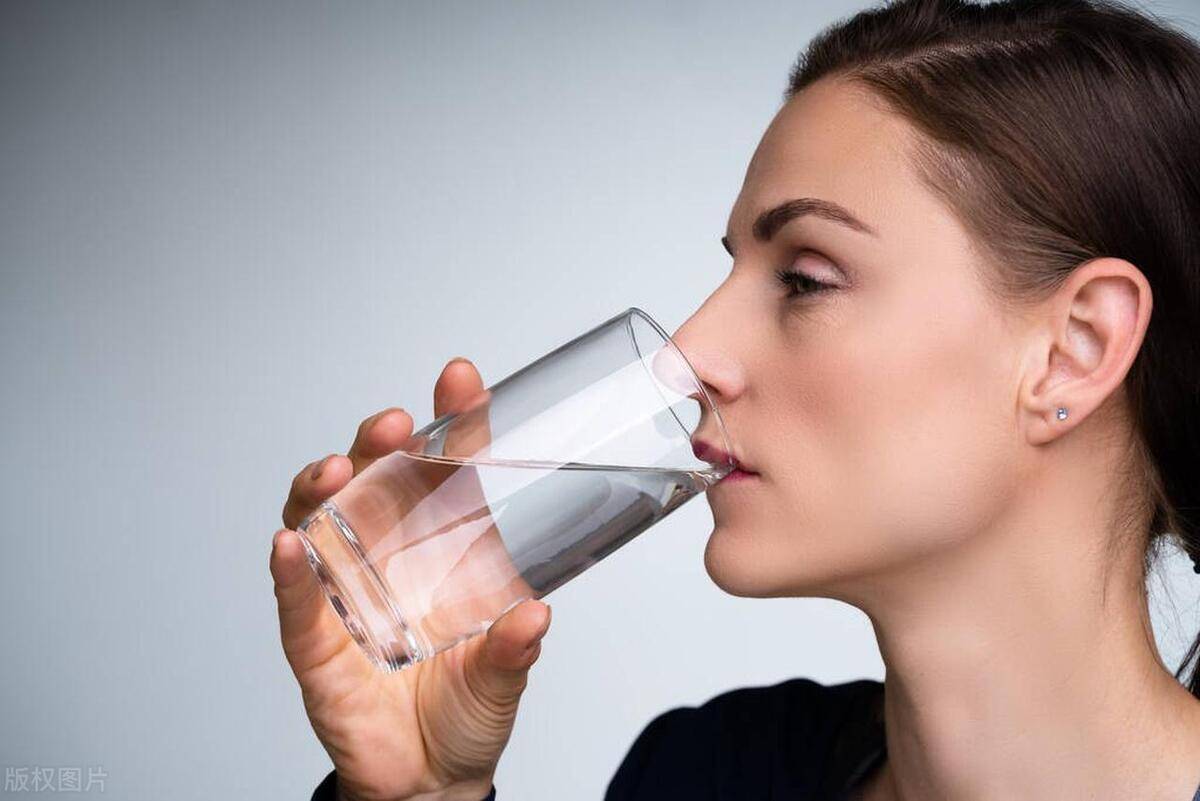 早上空腹喝水,比不吃早饭还伤身?提醒:这2种水真的要少喝!