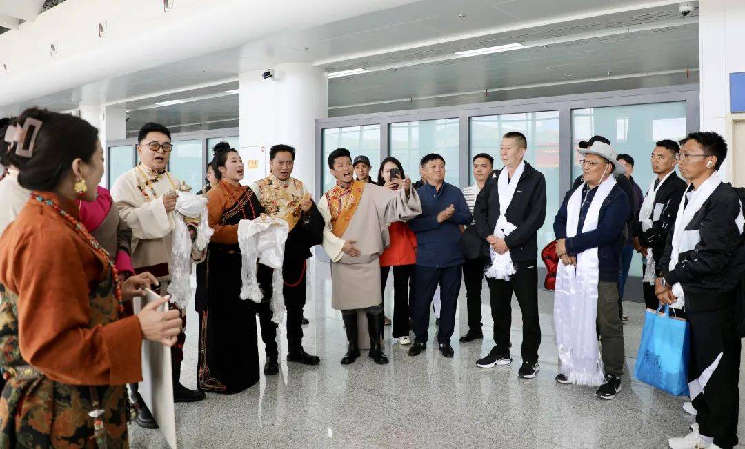 青超联赛玉树赛区开赛在即 黄南藏族自治州热贡艺术队今日抵达玉树