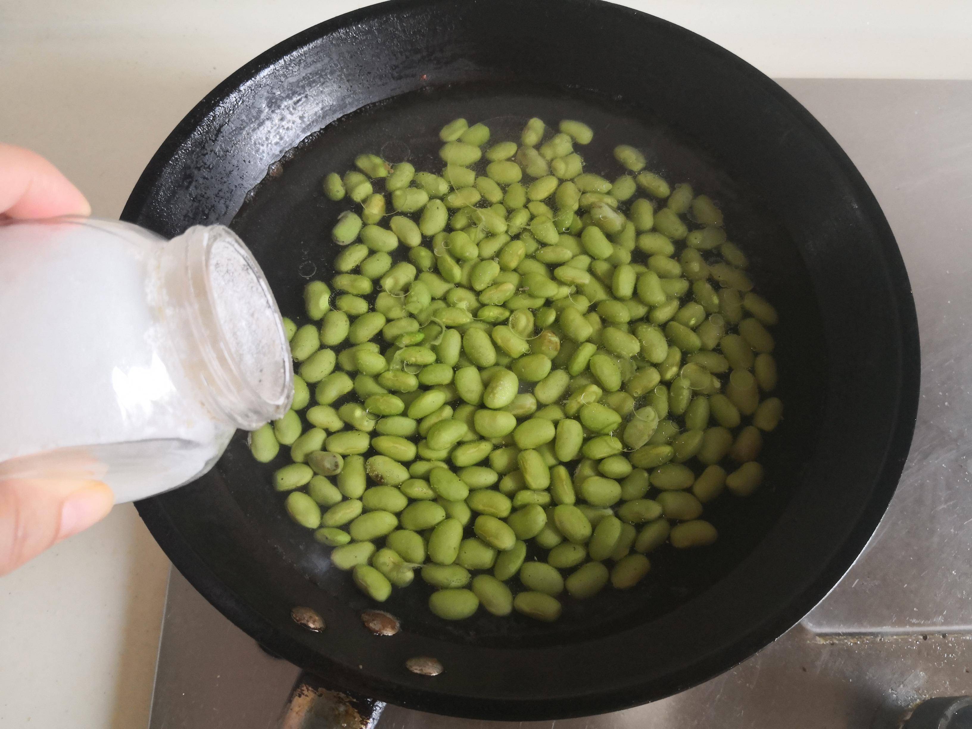 烧热锅放入适量的油, 将腌制好的虾仁放进锅中煸炒至变色;4.