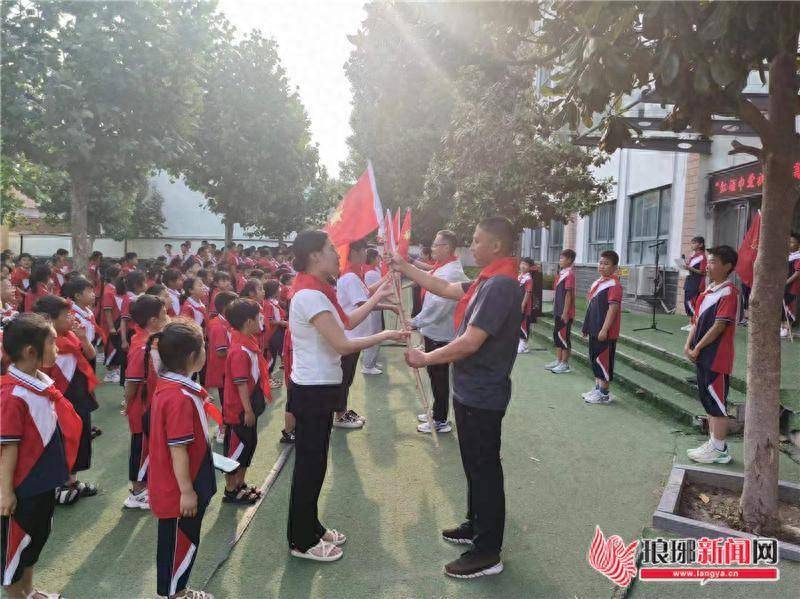 "星光璀璨,薪火相传"——高桥镇荣仁小学开展少先队分批入队主题队日