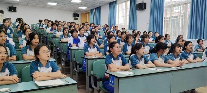 内江六中开展初中女生青春期健康教育专题讲座