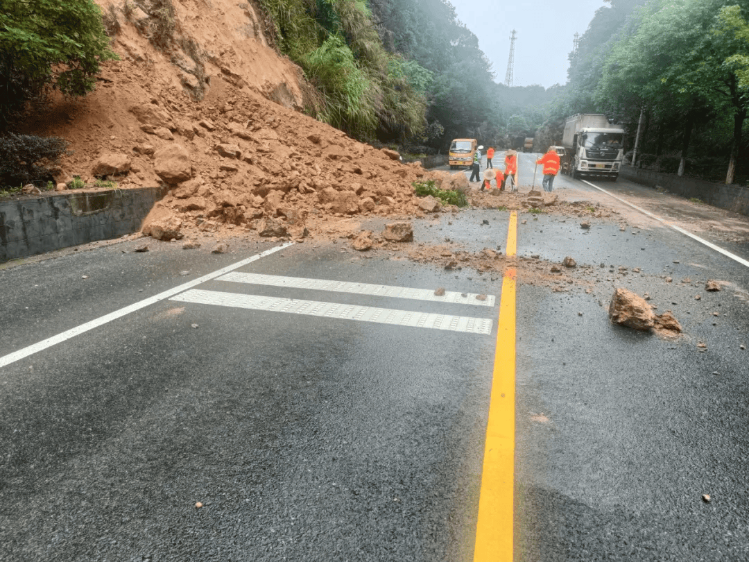 这里多处山体滑坡!