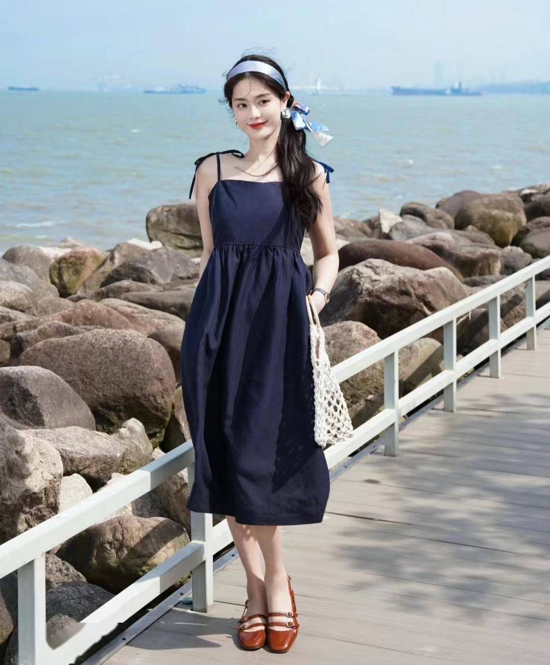 四,穿搭小贴士除了避免上述三种裙子外,中年女人在旅游穿搭上还可以