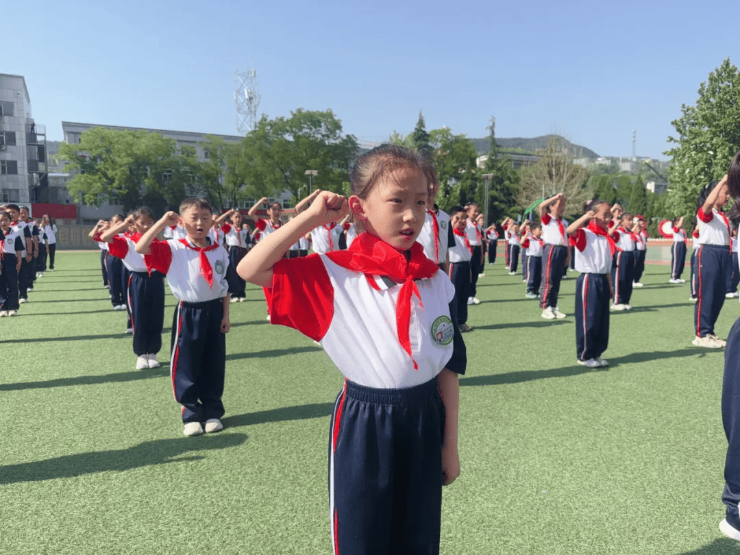 山西各级少先队组织开展"红领巾爱祖国"新队员入队仪式_少先队员_小学