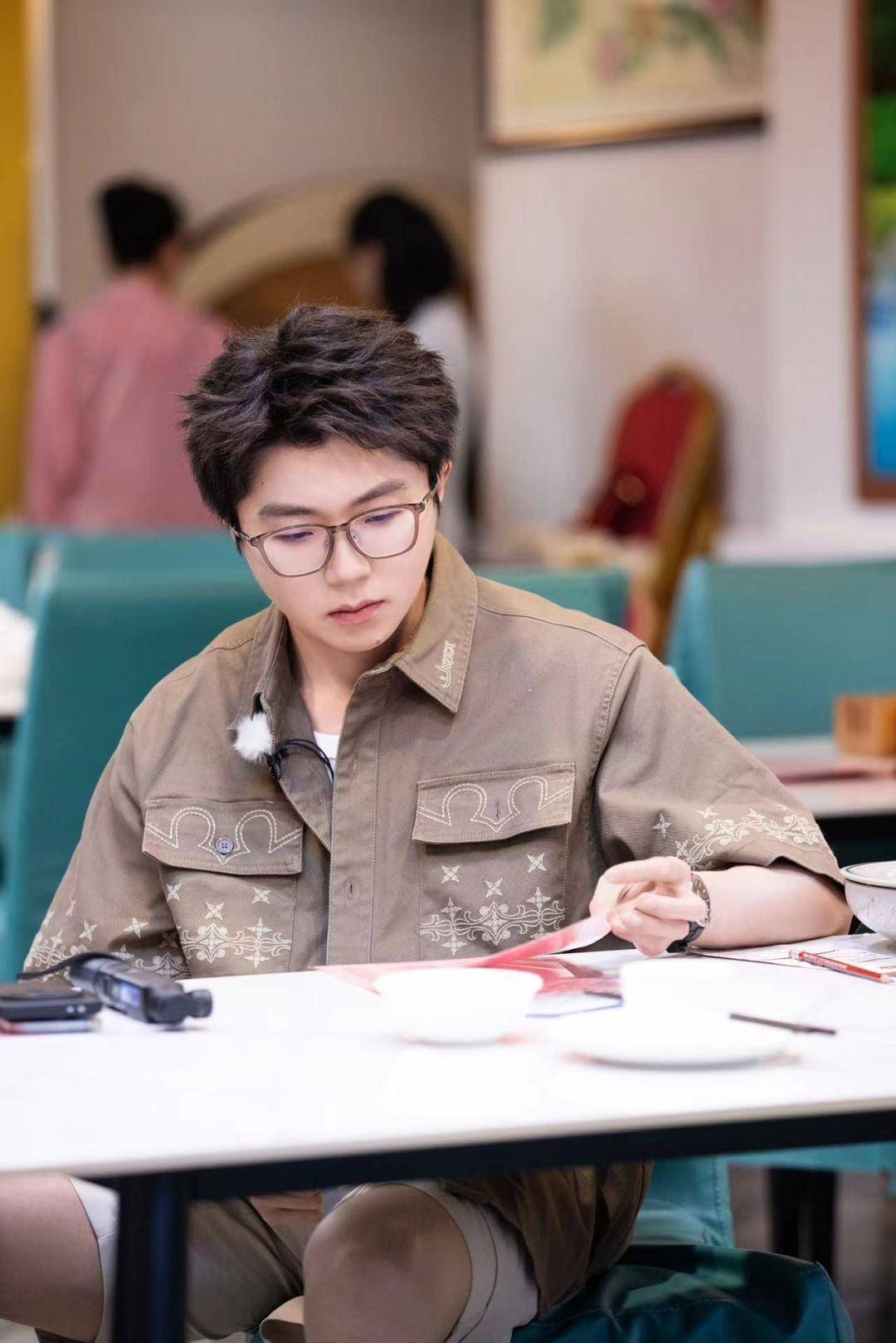 广州人的一天从"饮早茶"开始,郭麒麟和毛不易入乡随俗来到荣华楼.