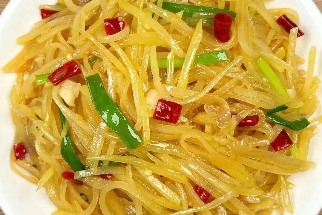 tuesday早餐胡萝卜炒豆芽,发面千层饼太子八宝粥午餐粗粮炖排骨,豆腐