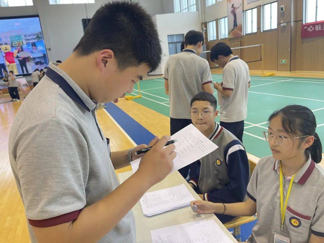 海曙区集士港镇初级中学,心理健康活动持续一周,有的学生做集体游戏