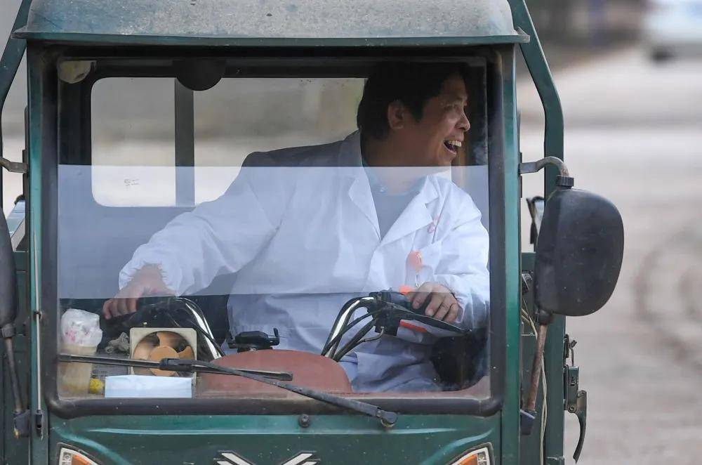 云浮有一名"独腿村医",拄拐行医30年_村民_医生_郑仁