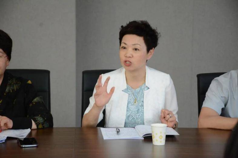 周老师为授课教师颁发荣誉证书,鼓励青年教师坚守初心,深耕教