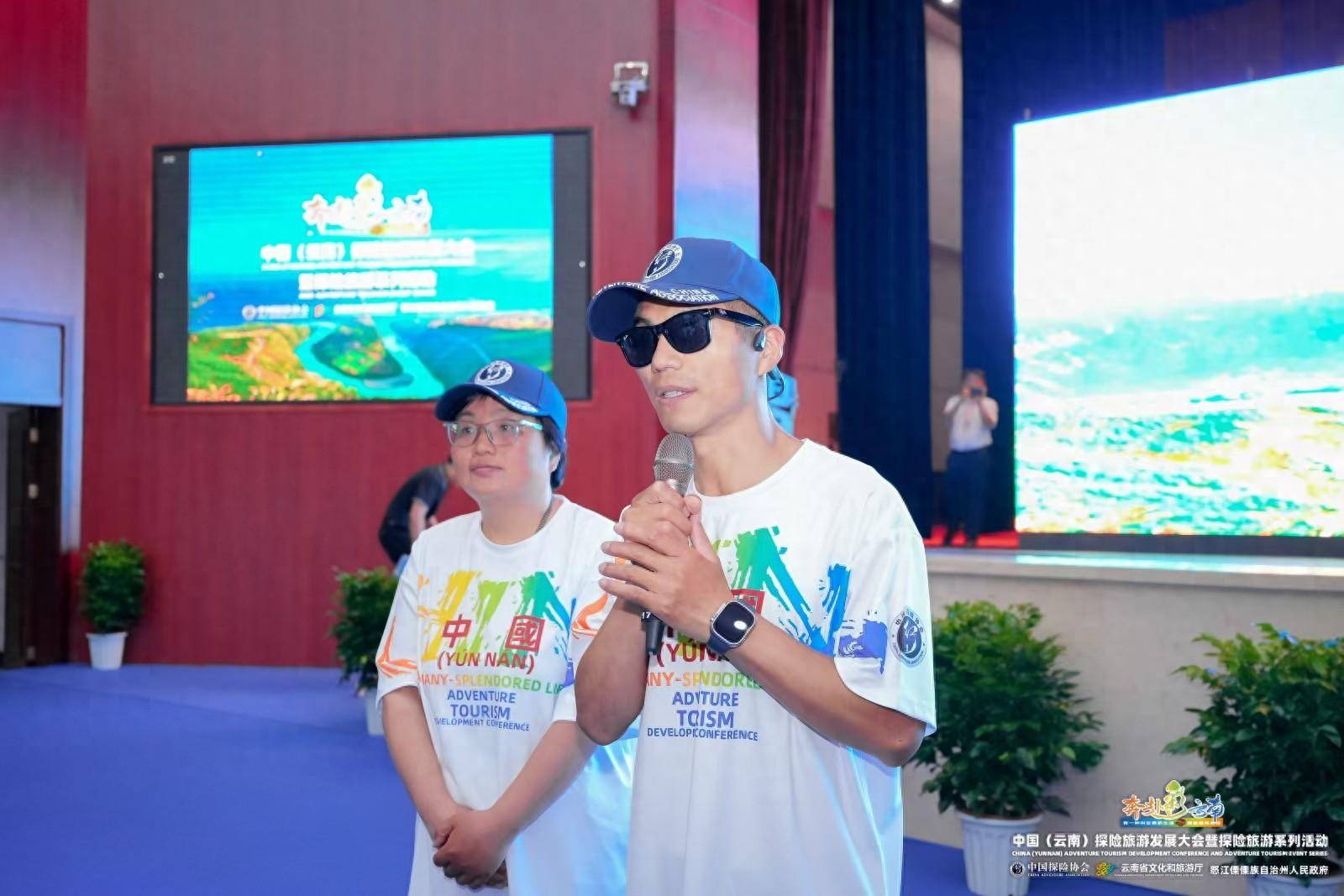 张洪21岁失明,40岁开始登山,46岁成为亚洲第一位,世界第三位成功登顶