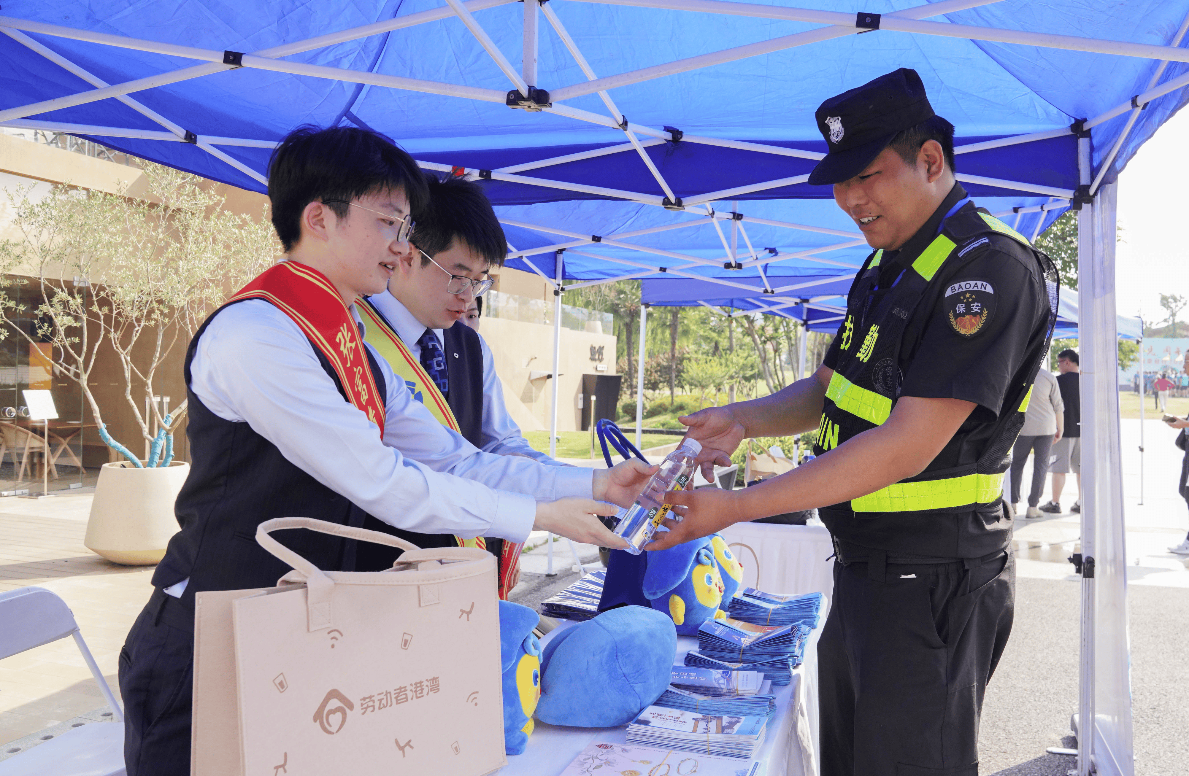 5月26日一早,南京建行的宣教人本驮谛浜さ萄