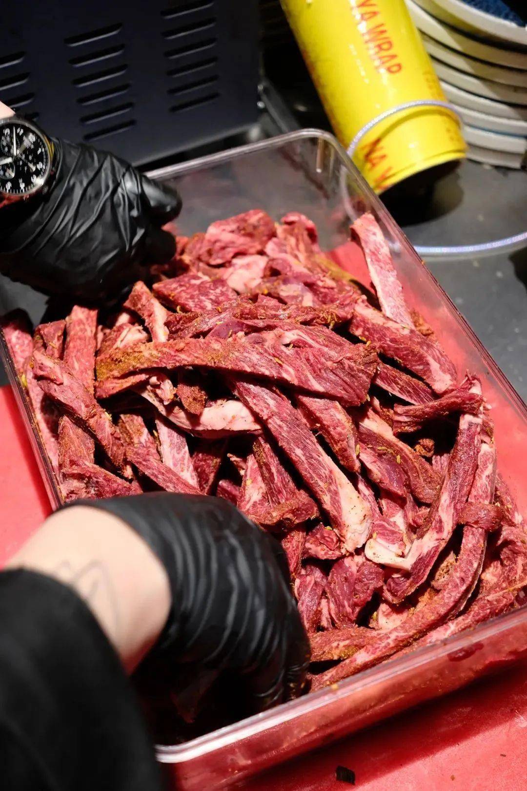 用澳洲金凤凰m9级和牛,通过干式熟成柜,低温熟成20天,做出的牛肉干,你