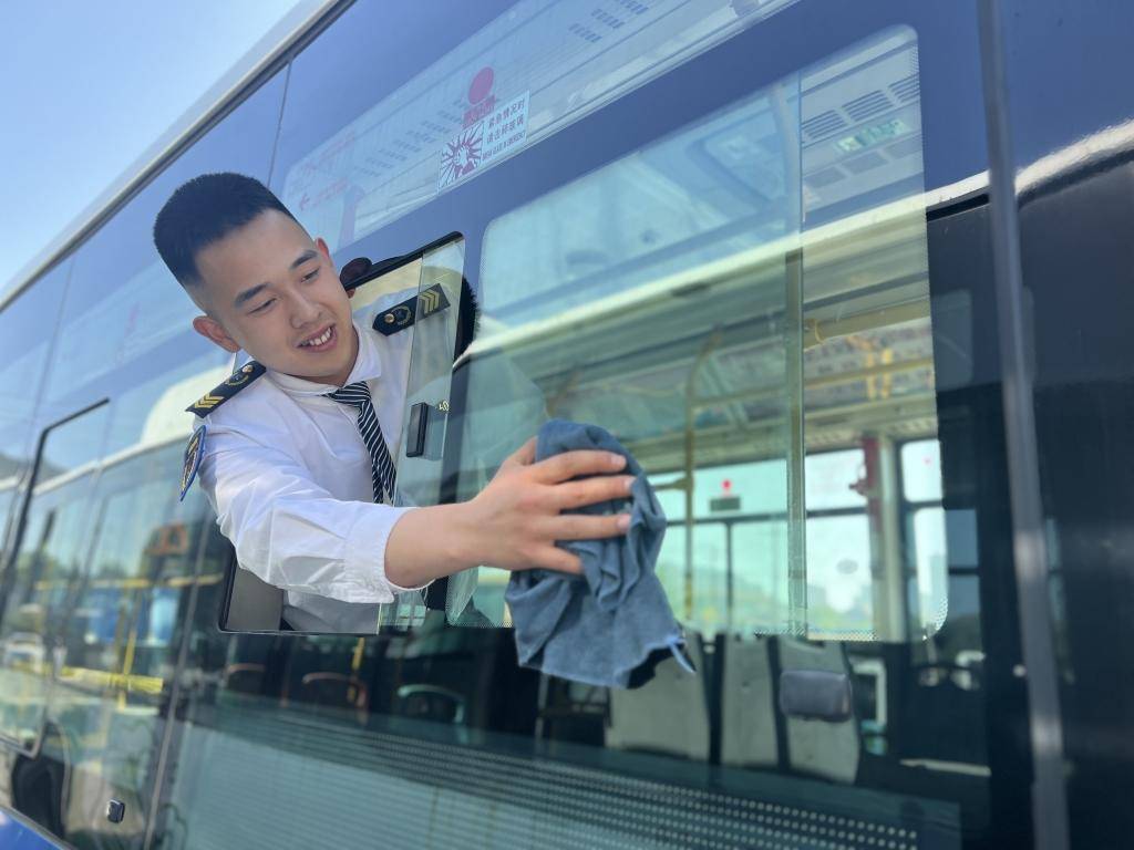 常年招聘仍未"吃饱"!青岛公交司机"青黄不接","00后"接过方向盘