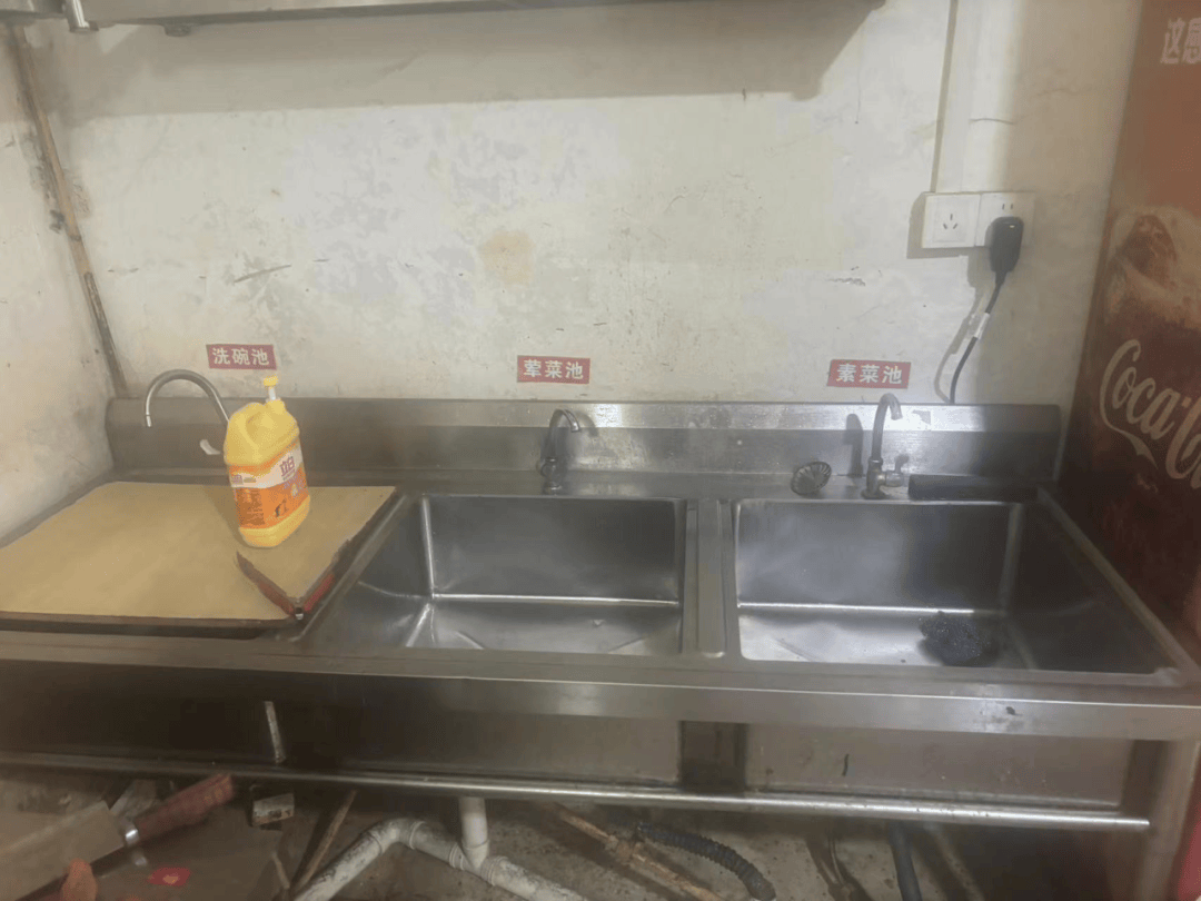 拌饼(下沙店)地址:白杨街道阳光华城15幢104室整改情况:厨房已经清理
