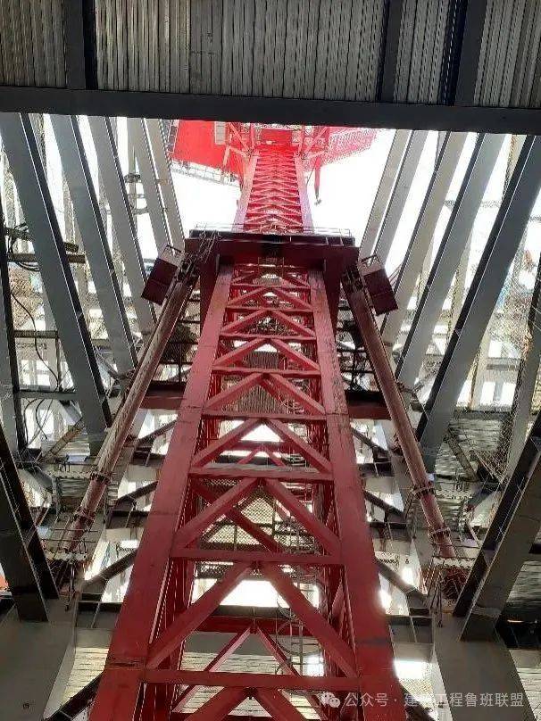 下动臂塔吊爬升辅助结构"和"适应于塔吊附着面收缩状态的塔吊支撑架"