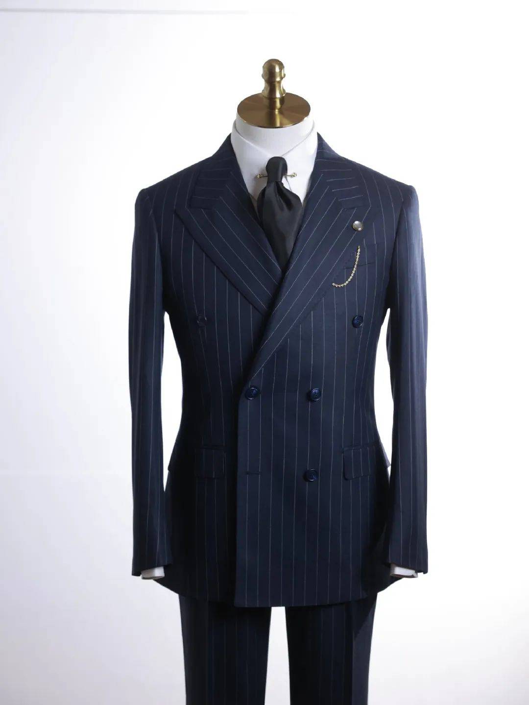 蓝鲸有礼×尘界西装 | 毕业季将至,1000套免费职业肖像照&定制西装