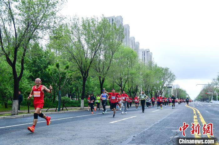 "纵马科尔沁 逐梦大草原"2024科尔沁马拉松近万人开跑_运动_内蒙古