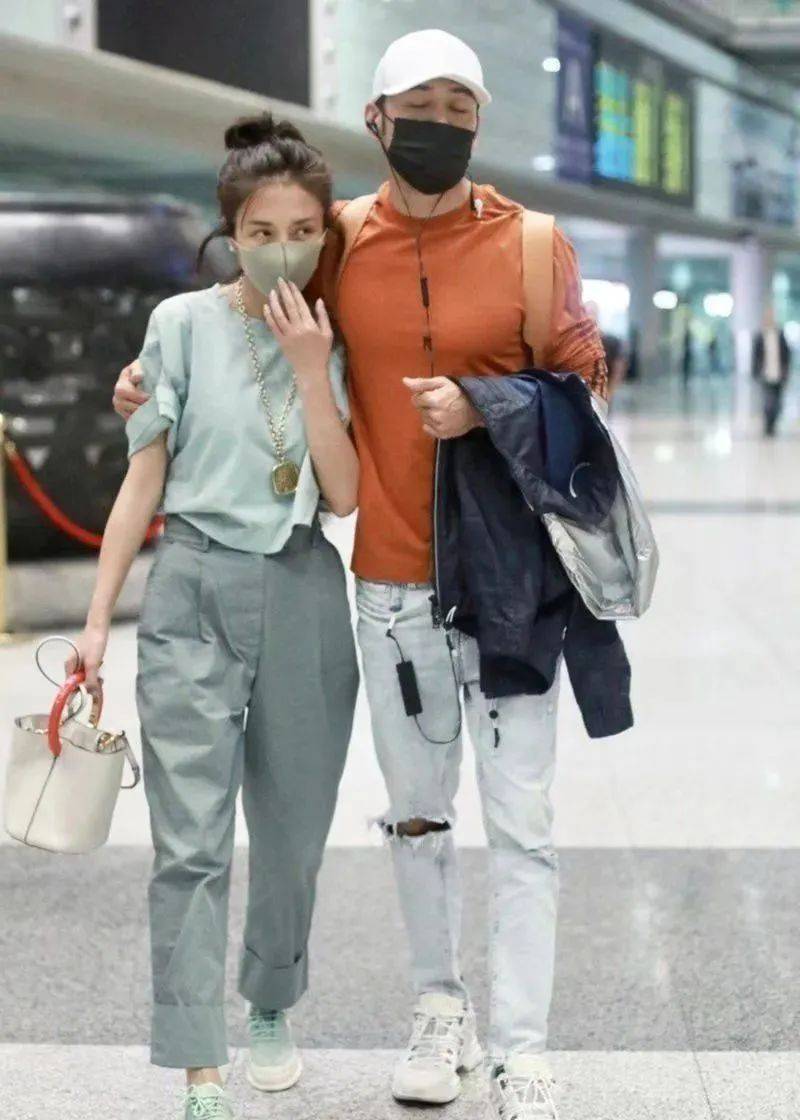 杨烁与老婆强秀恩爱,互动却太生硬,娇妻打扮潮流不像家庭主妇