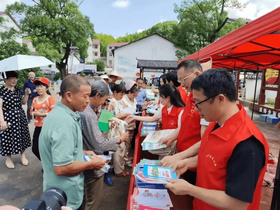 5月24日上午,上饶市农业农村局联合上饶市司法局在万年县陈营镇余源