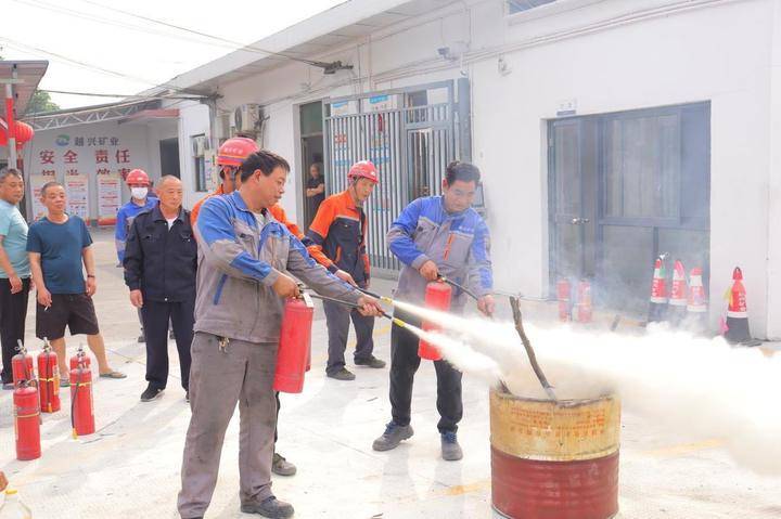 越兴矿业组织开展灭火疏散应急演练